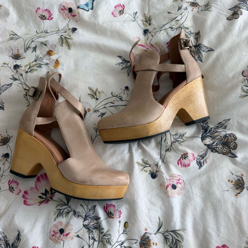 Free People Cedar Leather Clog Platform Heels in Parchment